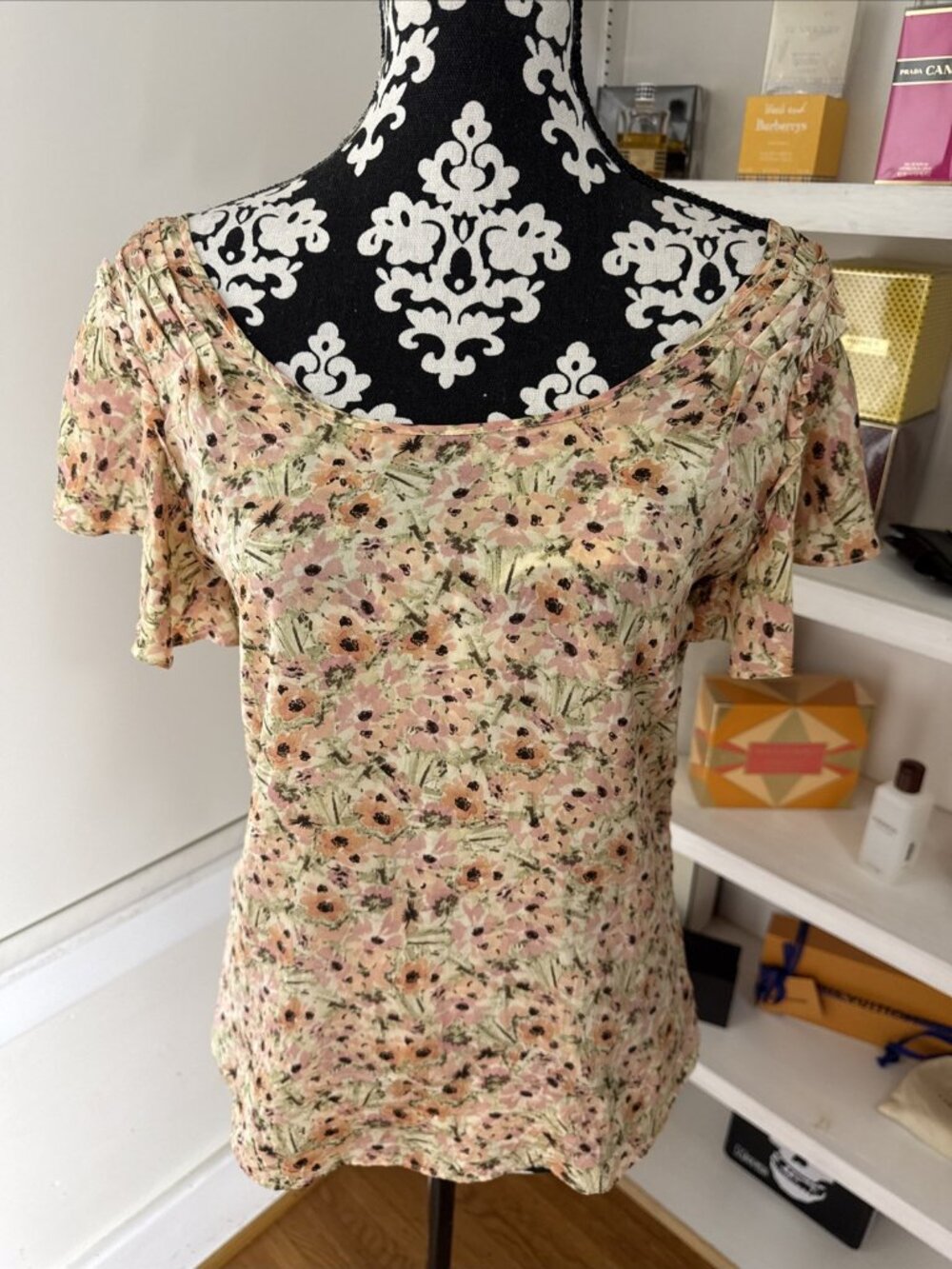 Banana Republic 100% Silk Blouse XS Business Casual Floral Lightweight Nice